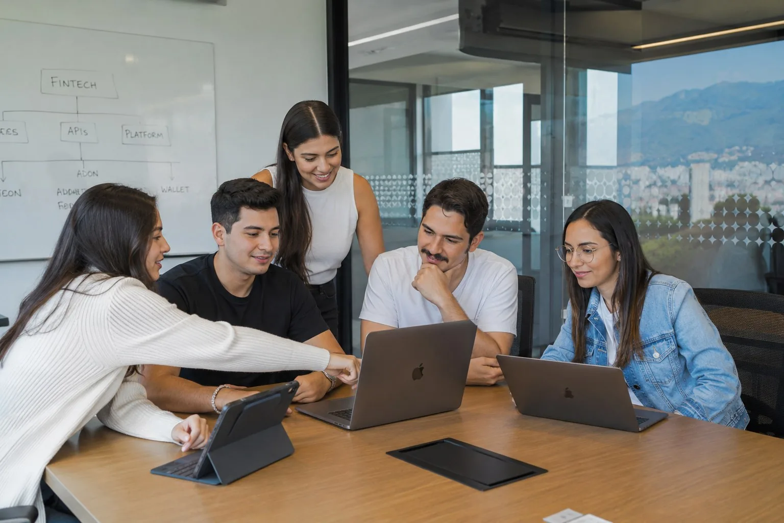 Equipo joven de una fintech colombiana en reunión de trabajo
